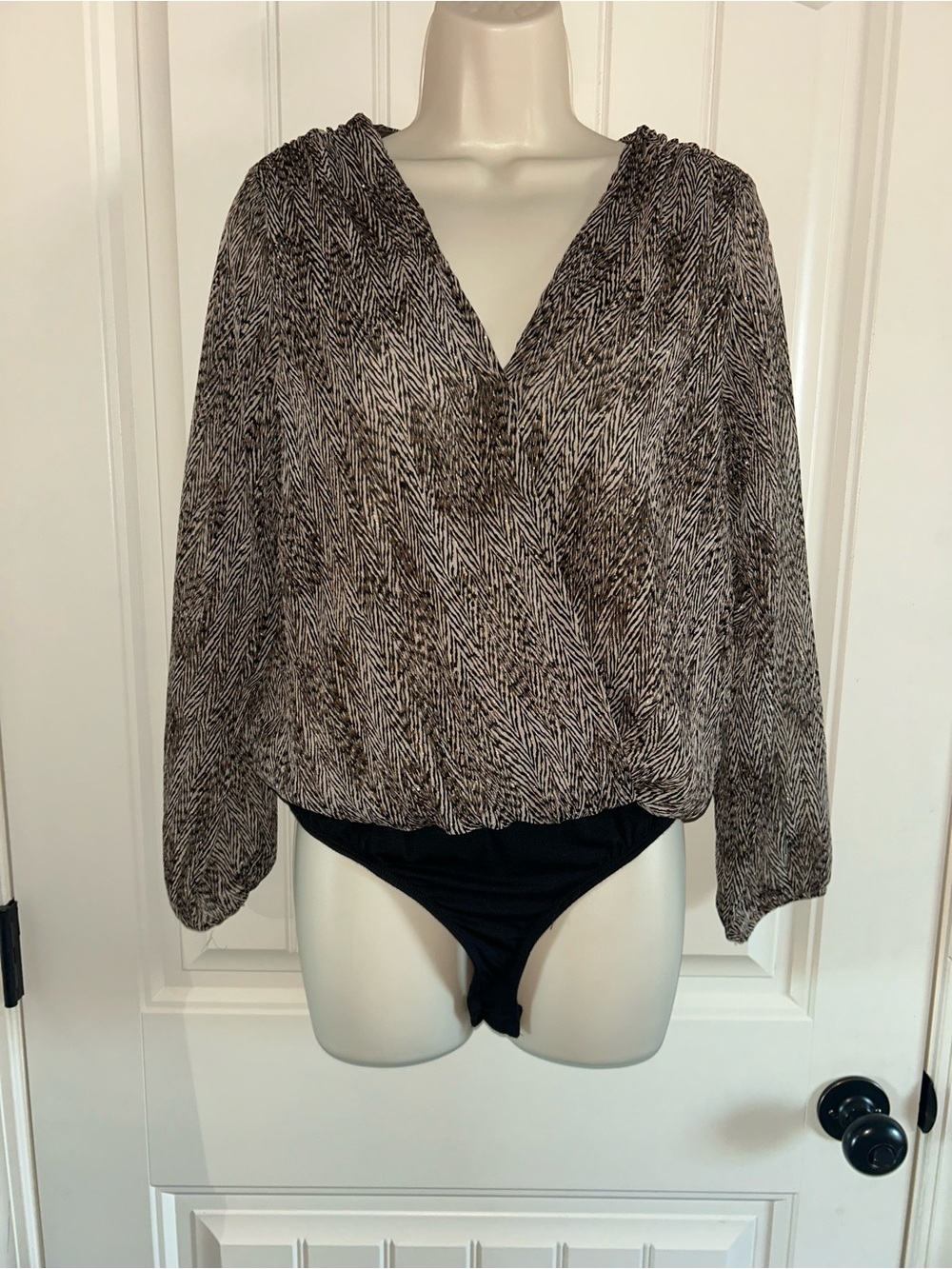 NEW Gilli Black, White, Tan, Gold Printed Surplice Long-Sleeve Bodysuit Sz M